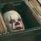 James Corden se pone a asustar a trabajadores como Pennywise