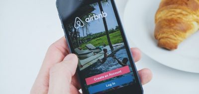 Abuelitos obtienen ganancias ‘millonarias’ gracias a Airbnb