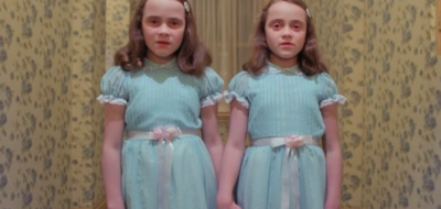 Así es como se ven hoy las aterradoras gemelas de “The Shining”