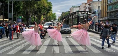 BAILARINES DE BALLET SE ADUEÑAN DE LOS CRUCEROS DE LA CDMX