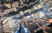 Susto en el SkyDeck de la Torre Willis, en Chicago: el piso de vidrio se resquebraja bajo los pies de los visitantes