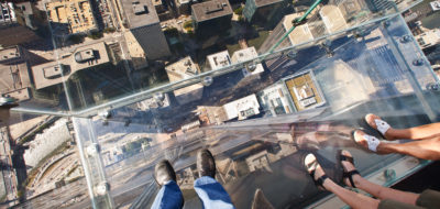 Susto en el SkyDeck de la Torre Willis, en Chicago: el piso de vidrio se resquebraja bajo los pies de los visitantes