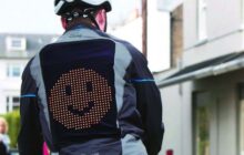 Crean chamarra que proyecta #emojis; especial para motociclistas