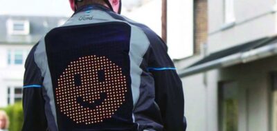 Crean chamarra que proyecta #emojis; especial para motociclistas