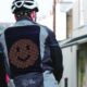 Crean chamarra que proyecta #emojis; especial para motociclistas